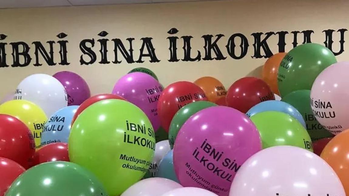 Okulumuz açılış günü dolayısıyla öğrencilerin kaynaşması için balon etkinliği yapılmıştır.